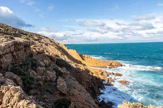 Port aux Princes, Túnez, acantilados y rocas, paisaje del mar Mediterráneo con hermoso cielo azul.