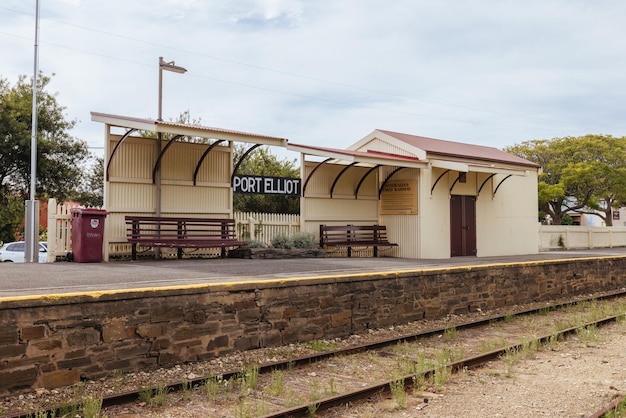 PORT ELLIOT AUSTRALIA 14 de abril de 2023 La emblemática estación de tren para el tren Cockle del histórico Port Elliot en un tormentoso día de otoño en la península de Fleurieu Australia del Sur Australia