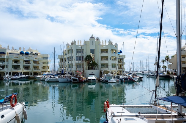 Port Marina mit angedockten Booten