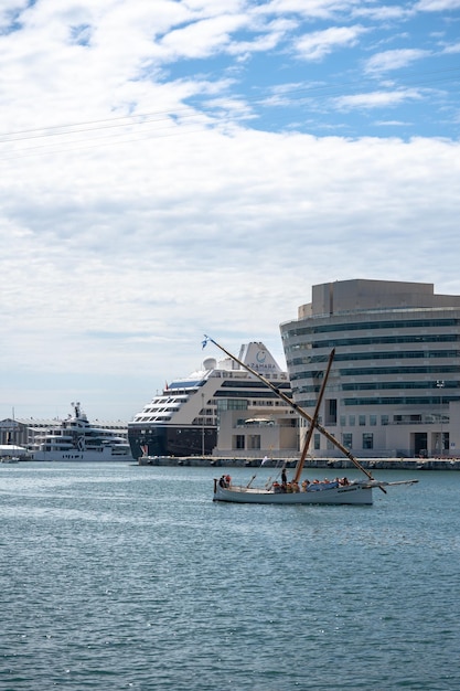 Port Vell construyendo yates y cruceros en un puerto Barcelona España 26 de mayo de 2022