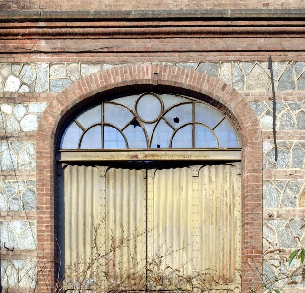 Porta abandonada da fábrica