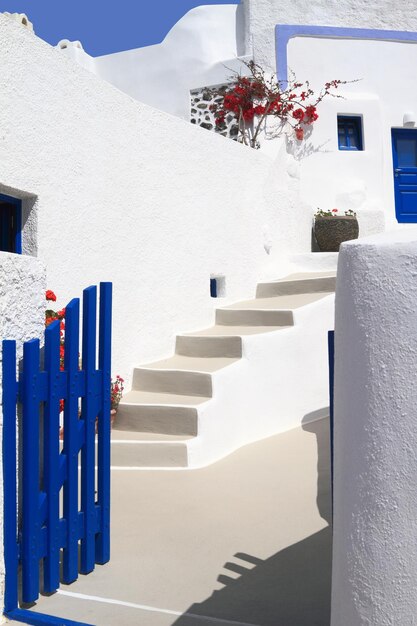 Porta aberta em uma típica casa grega da ilha de Santorini
