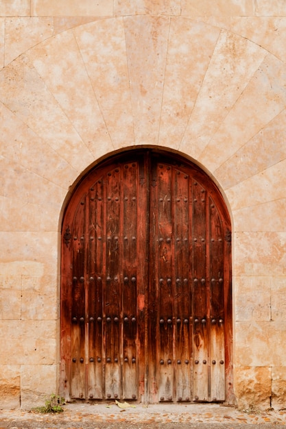 Porta antiga com decoração de ferro forjado