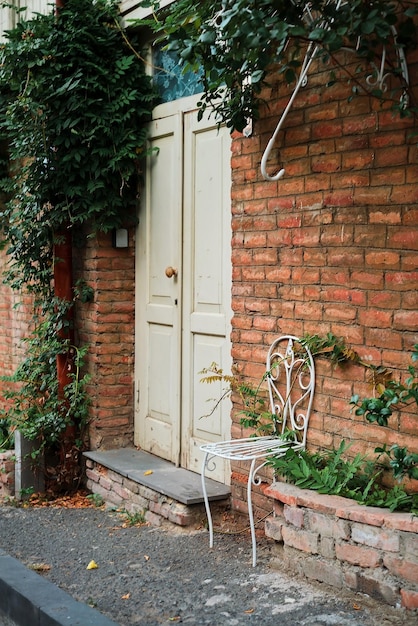 Porta antiga de moldura vertical para a casa ruas da velha ideia de tbilisi para um cartão postal ou anúncio