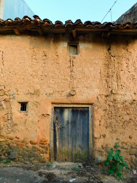 Foto porta antiga em paisagens rurais