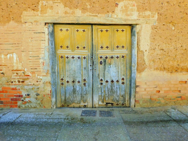 porta antiga em uma aldeia rural na região de EslaCampos