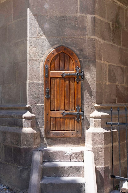 porta antiga na igreja