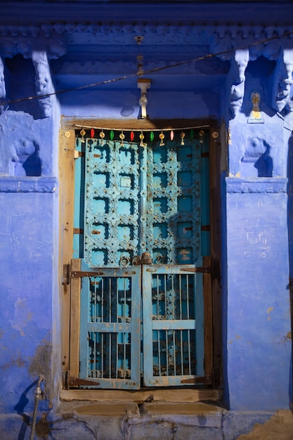 Porta azul colorida em construção de cidade azul na Índia