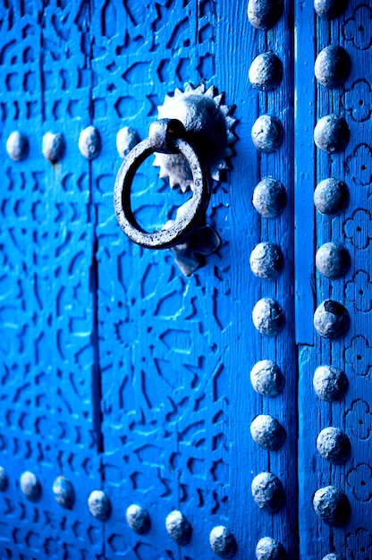 Porta azul da cidade de Chefchaouen em Marrocos