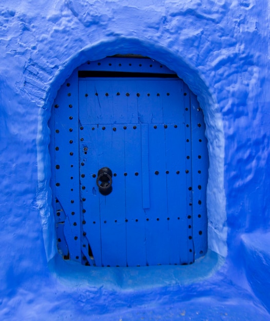 Porta azul em chefchaouen marrocos