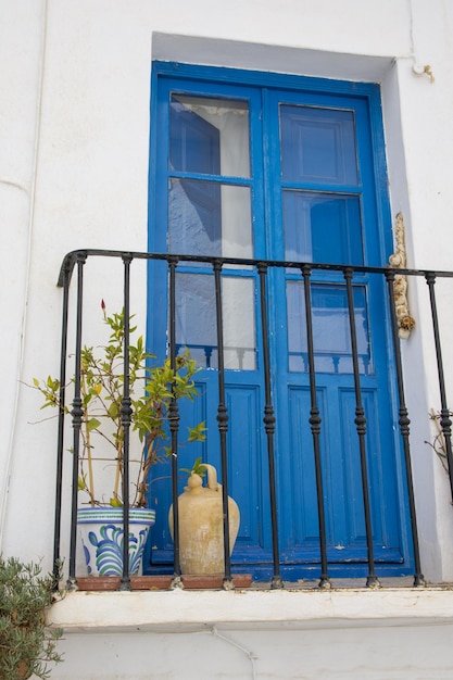 Porta azul pitoresca na cidade de Frigiliana localizada na região montanhosa de Málaga,