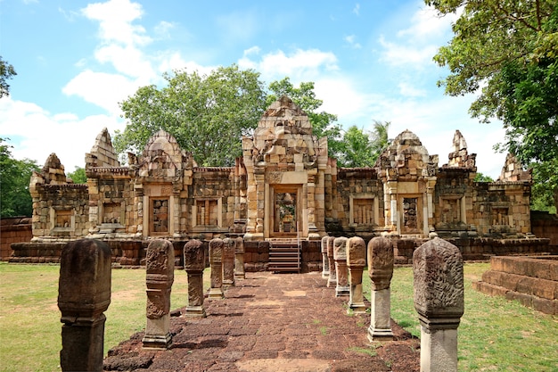 Porta bonita na parede exterior do templo de Prasat Sdok Kok Thom Khmer na Tailândia