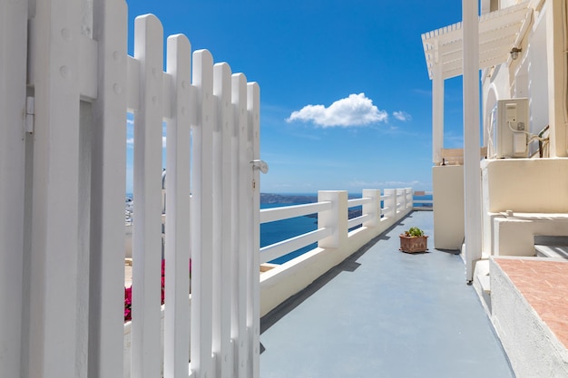 Porta branca no hotel resort de luxo em Santorini, Grécia. lua de mel verão egeu viagens cicládicas
