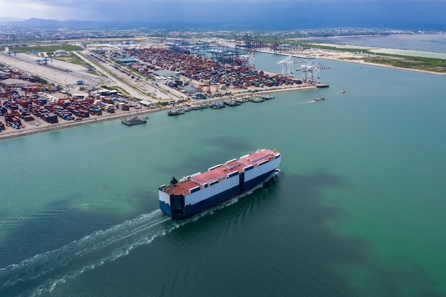 Porta-carros navegando na vista aérea do mar verde