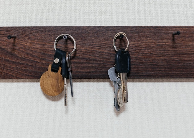 Porta-chaves com chaves penduradas na parede