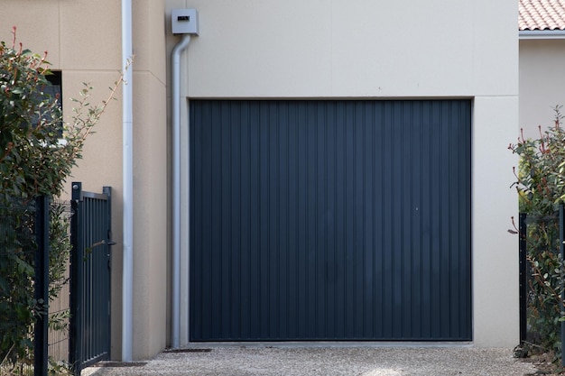 Porta cinza de garagem Home Upandover com ranhuras verticais portão de acesso a casa para carro porta cinza escuro