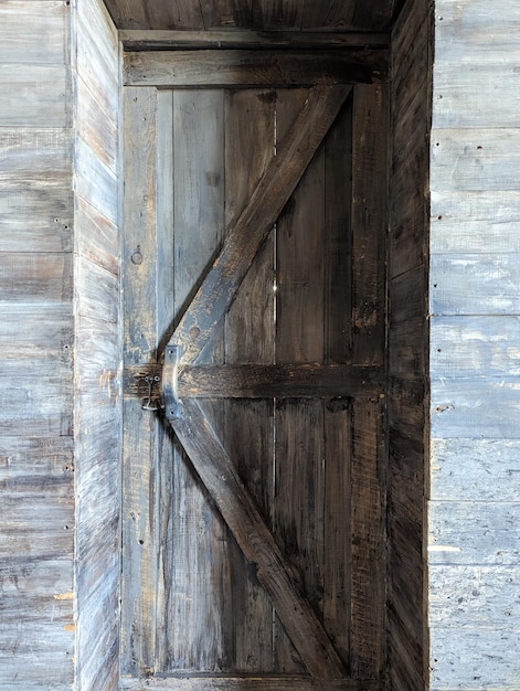 Foto porta cinzenta de madeira com fechadura