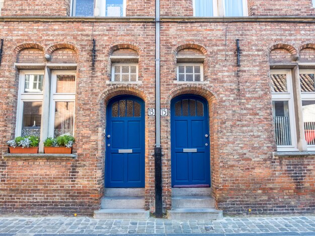 Porta colorida frontal em área residencial em estilo country europeu na Bélgica