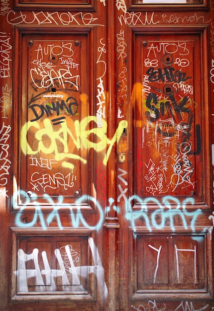 Porta com graffiti