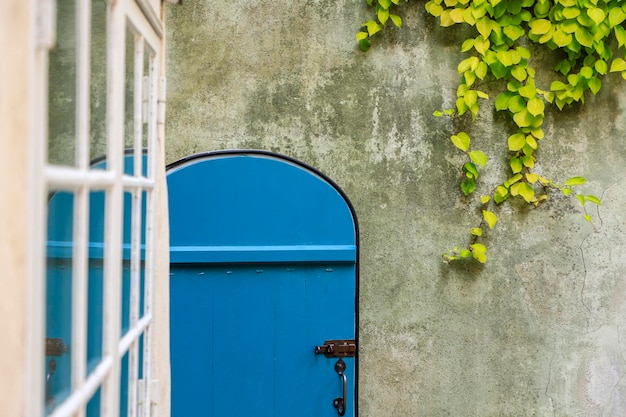 Porta da frente azul na cidade velha Old Riga Letónia