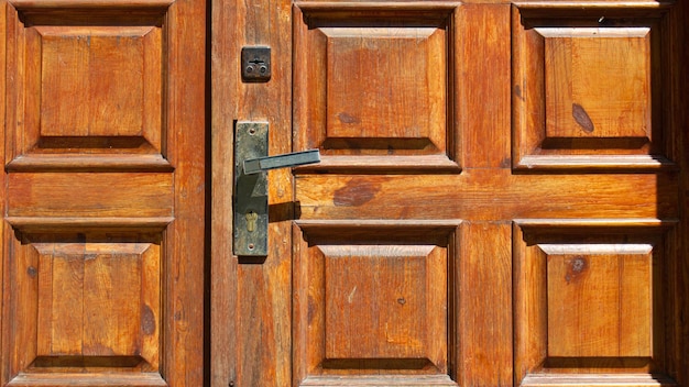 Porta da frente de madeira velha com maçaneta Portas de entrada em ruínas feitas de madeira