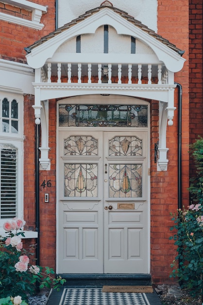 Porta da frente de vidro colorido branco de uma casa tradicional eduardiana em Londres, Reino Unido, foco seletivo