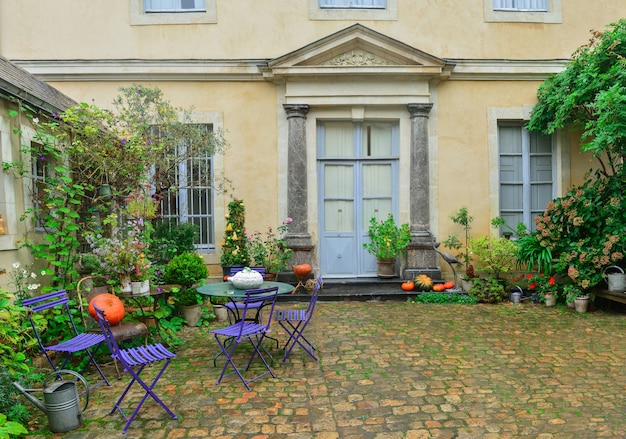 Porta da frente decorada com flores de outono, abóboras e plantas.