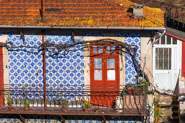 Porta da frente e parede de azulejo da casa velha no Porto