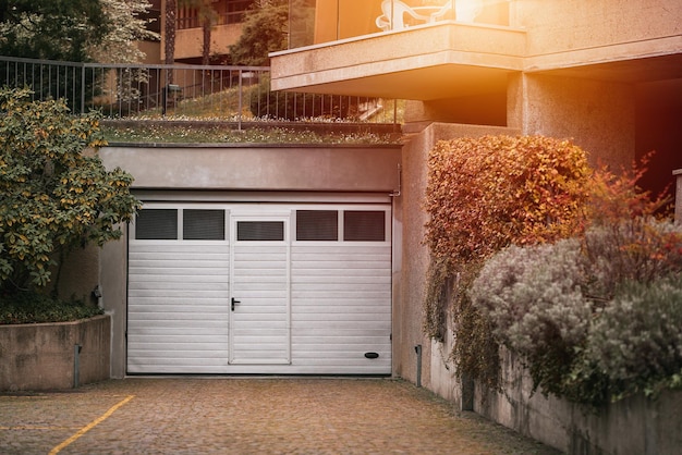 Porta da garagem Casa luxuosa e moderna com porta de garagem dupla na Europa