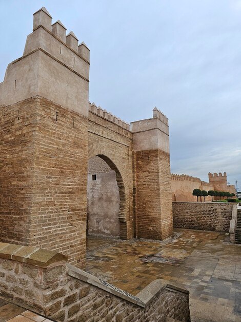 Porta de acesso e parede da medina de Sale, em Marrocos