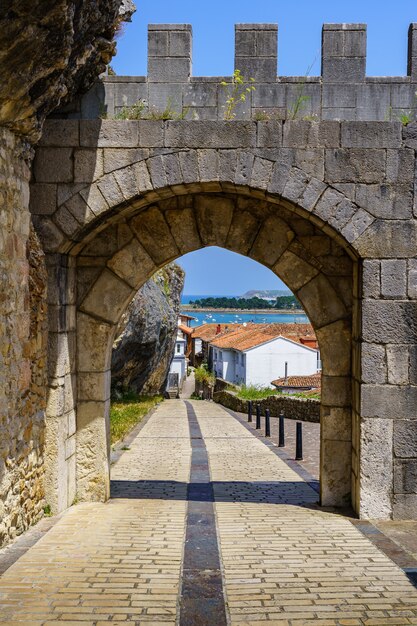 Porta de acesso em arco ao castelo medieval