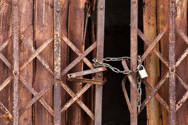 Porta de aço enferrujada