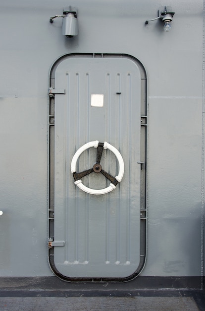 Porta de aço usando uma rotação para trancar a porta.