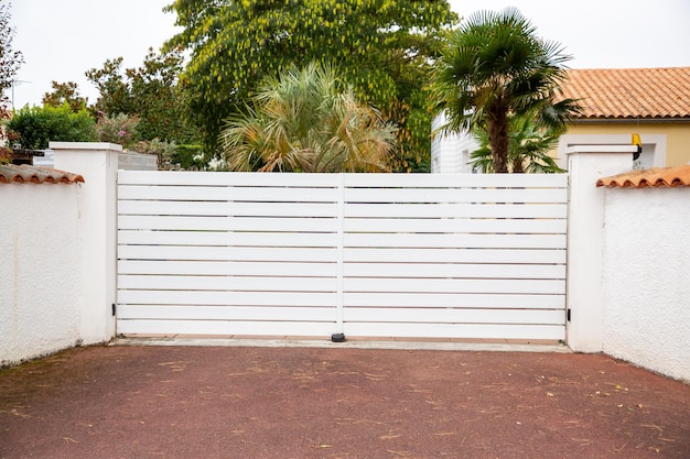 Porta de alumínio de porta dupla branca, porta de entrada de jardim, casa de subúrbio