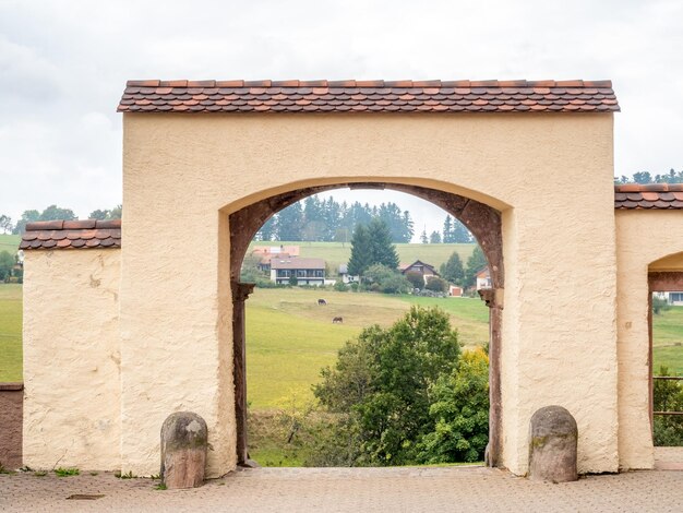 Porta de arco ao ar livre com prado de fundo na área rural na Alemanha