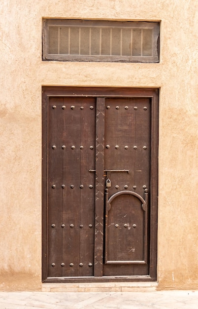 Porta de casa tradicional em Old Dubai