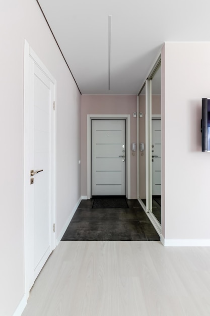 Porta de entrada branca dentro de um apartamento em interior moderno