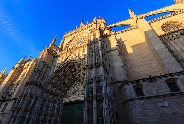 Porta de entrada da Catedral de Sevilha (ou Catedral de Santa Maria da Sé), exterior, à noite. Construir em 1402-1506.