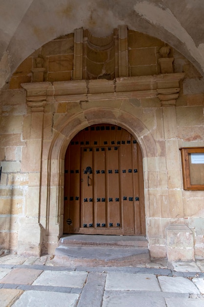 Porta de entrada da igreja de san roque e santa maria em la puente del valle