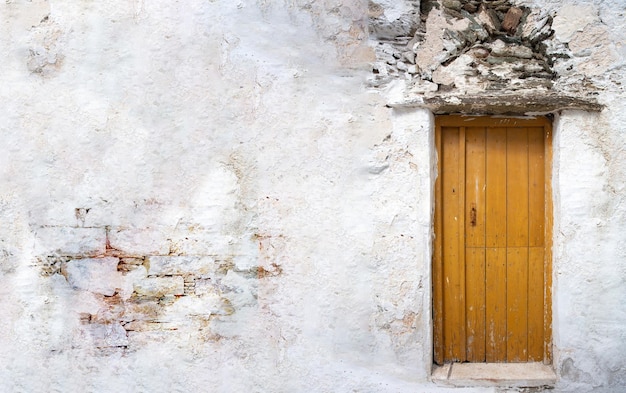 Porta de entrada de casa com espaço para cópia na parede branca Arquitetura das Cíclades na Grécia