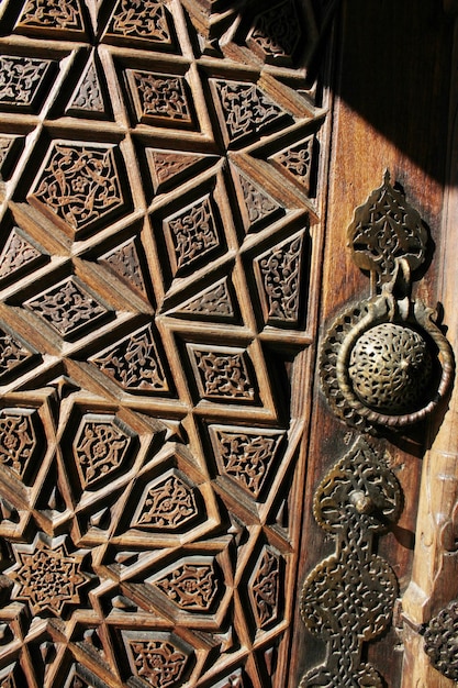 Porta de entrada de madeira antiga do museu de Mevlana