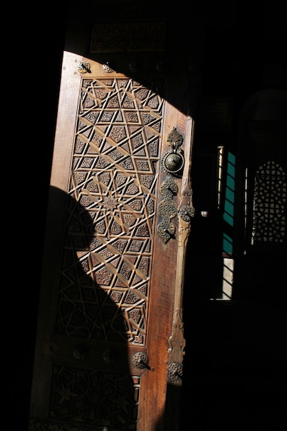 Porta de entrada de madeira antiga do museu de Mevlana