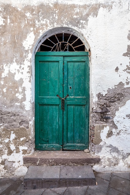 Porta de entrada de madeira velha na fachada de um antigo edifício barroco na arquitetura tradicional de catania, sicília, itália.