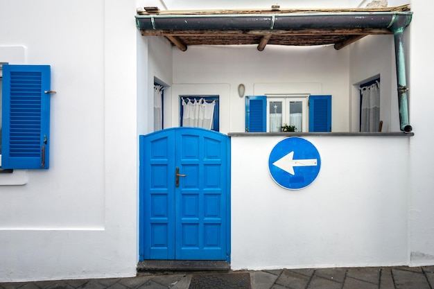 Porta de entrada de madeira velha na fachada de um antigo edifício barroco na arquitetura tradicional de catania, sicília, itália.