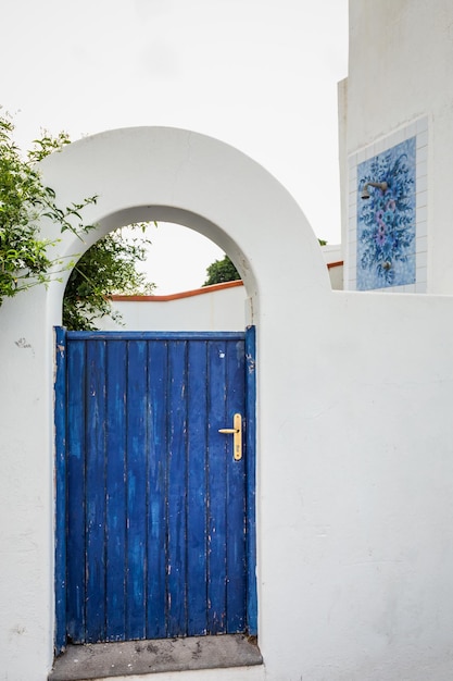 Porta de entrada de madeira velha na fachada de um antigo edifício barroco na arquitetura tradicional de Catania, Sicília, Itália.