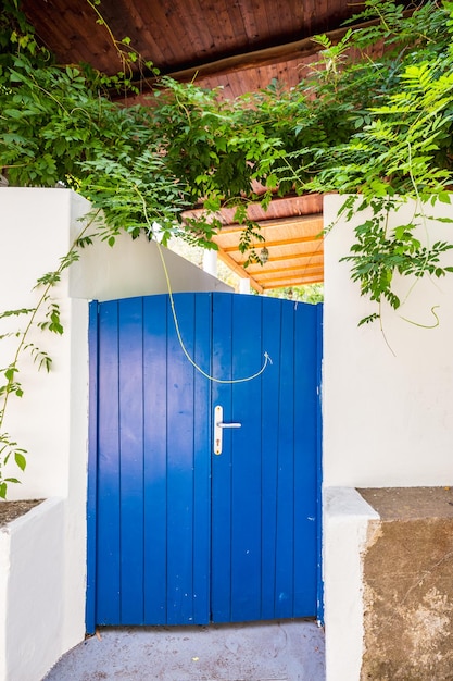 Porta de entrada de madeira velha na fachada de um antigo edifício barroco na arquitetura tradicional de catania, sicília, itália.