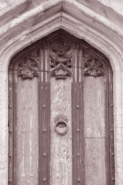 Porta de entrada Igreja da Santíssima Trindade, Stratford Upon Avon, Inglaterra, Reino Unido em tom de sépia preto e branco