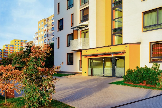 Porta de entrada no exterior da construção residencial moderna do apartamento com facilidades ao ar livre. Novo conceito de casa.