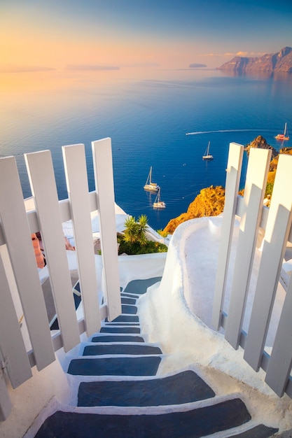 Porta de entrada para o descanso Santorini Grécia A arquitetura branca abre portas e degraus para o mar azul da ilha de Santorini Oia