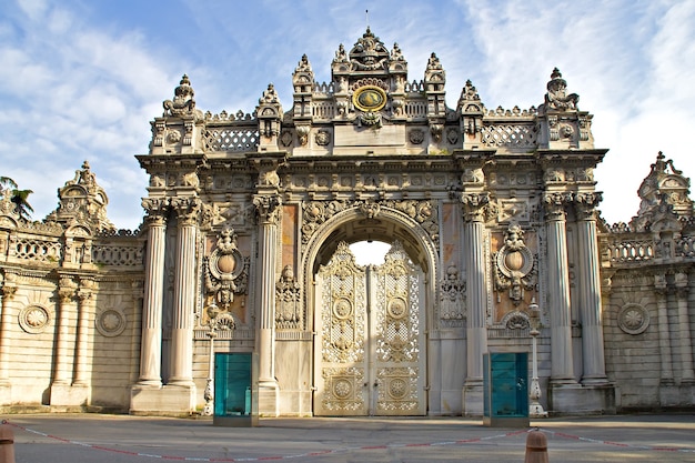 Porta de entrada principal do palácio dolmabahçe em istambul, turquia